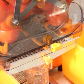 Juicer anaranjado automático de Zumex para los pomelos, granadas para los cafés