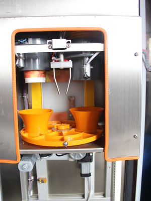 Máquina expendedora anaranjada Bill Coin Acceptor del Juicer del servicio del uno mismo 12OZ