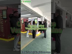 Prensa fresca de la máquina vendedora de naranja con taza sellada