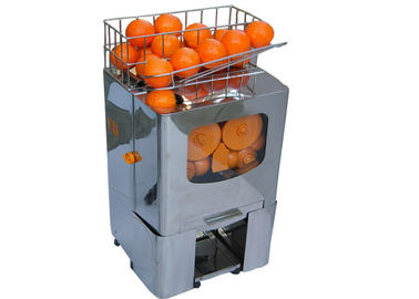 Máquina anaranjada exprimida fresca del Juicer que alimenta y que corta el sistema